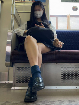 【画像】くっそ生意気そうに足組む制服ＪＫにゾクゾク奴ｗｗの画像