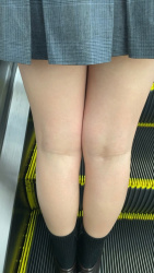 【画像】目の前にＪＫのこんな生ふとももがあったら我慢できるか！？の画像