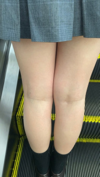 【画像】目の前にＪＫのこんな生ふとももがあったら我慢できるか！？の画像