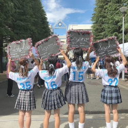【画像】文化祭でこんなJKたちにおもてなしされるって最高過ぎん?wwの画像