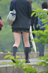 【画像】男ってこういうミニスカJKが居たらだいたいふとももチラ見してるよなwwの画像