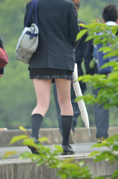 【画像】男ってこういうミニスカＪＫが居たらだいたいふとももチラ見してるよなｗｗの画像