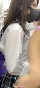 【画像】インナー着てないシャツＪＫってたまにいるけどエチ過ぎるよなの画像