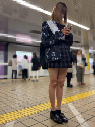 【画像】駅のホームでこういう制服ＪＫの後ろに並ぶの勇気いるよなｗｗの画像