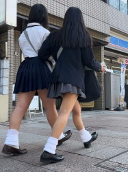 【画像】こういうＪＫの生脱ぎルーズが欲しくて交渉したくなる衝動あるよなｗｗの画像