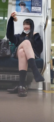 【画像】生意気そうな足組み女子高生の前に正座で観察したいぜｗｗの画像