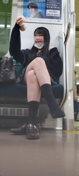 【画像】生意気そうな足組み女子高生の前に正座で観察したいぜｗｗの画像