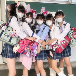 【画像】うひょ～いっぱいの制服ＪＫ様に囲まれてシコシコしたいんゴね～の画像