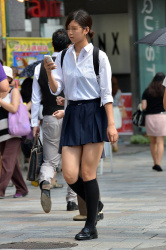 【画像】っぱ街に制服女子高生が居るだけでみなぎって来るよな！の画像