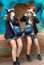 【画像】ニコイチで制服ディ〇ニーする女子高生が、だいたいカワイイの画像