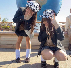 【画像】彼女とTDLに行く時は制服JKが居ない時期が良いぞwwの画像