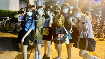 【画像】今年は何人のコスプレＪＫちゃん達がお持ち帰りされるのかな？ｗｗの画像