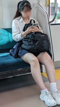 【画像】電車で「お♡、孤独な制服ＪＫちゃんみーっけ♡」な写真集の画像