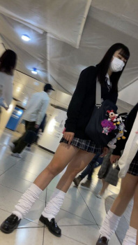 【画像】こんな女子高生たちの生脱ぎオナホルーズでシコしたいよな！？ｗｗの画像