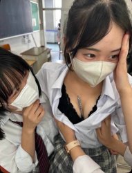 【画像】女子高生の着衣おっぱい谷間警報発令！の画像