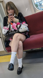 【画像】生意気そうに足組んでる制服ＪＫなら全然許せちゃうよなｗｗの画像