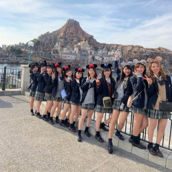 【画像】ＴＤＬに大量発生した制服ＪＫちゃん達の集合写真の画像