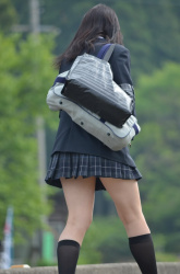 【画像】疲れたらボーっとこういう制服女子高生を眺めようぜの画像