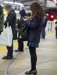 【画像】黒タイツ履いてる女子高生ってシコ度下がる？の画像