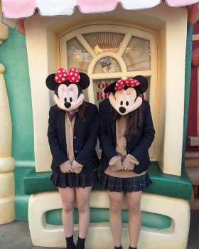 【画像】制服ＪＫが写真撮るディズニーのここ、どこだよｗｗの画像