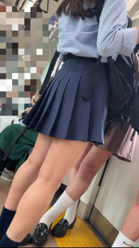 【画像】横目で絶対ガン見してしまう電車内制服ＪＫちゃんの画像