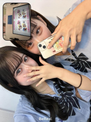 【画像】ニコイチで写真撮るＪＫ、だいたいカワイイの画像