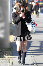 【画像】寒いのに生足ちゃんと出してくれる制服ＪＫは神の画像