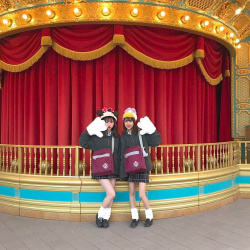 【画像】おぢさんも混ぜて欲しい制服ディ〇ニーＪＫの画像