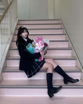 【画像】年明けたらまた完成度高めの制服女子高生も卒業なんだよなの画像