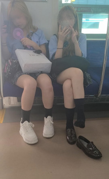 【画像】生意気そうな足組みＪＫのせいでＭ心芽生え奴ｗｗの画像