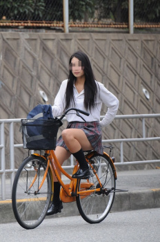 【画像】ペラっとめくれない不思議な力が働くチャリンコ女子高生の画像