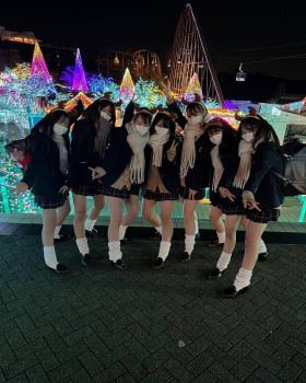 【画像】ＴＤＬ前で適当な着ぐるみ着とけばこんな大量制服ＪＫに抱き着かれるんじゃね！？ｗｗの画像