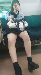 【画像】電車で制服ＪＫがこんな風に対面に座ってた時、どうする！？ｗｗの画像