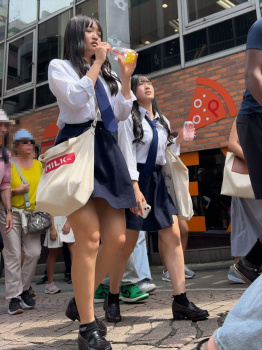 【画像】制服女子高生が街に居ないとやっぱ活気が無いよな･･･の画像