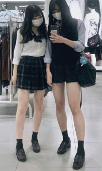 【画像】これマジックミラーだったらシコシコし放題な鏡撮り女子高生たちの画像