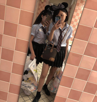 【画像】おぢさんが撮ってあげるよ～＾＾なニコイチ制服ディ〇ニーＪＫの画像