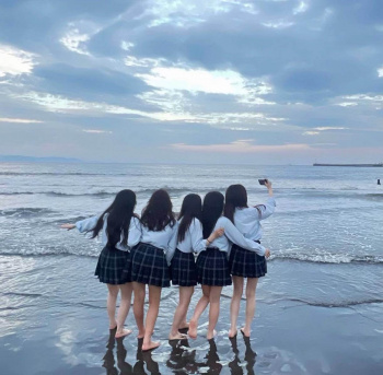 【画像】海×制服ＪＫというエモさ倍増写真の画像