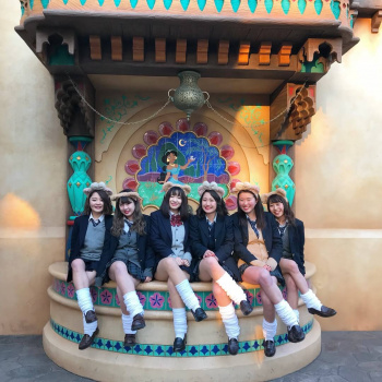 【画像】ディ〇ニーで制服ＪＫの集合写真スナップ係させてくだしあｗｗの画像