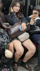 【画像】電車で座ってる制服ＪＫの前を自然にポジった結果ｗｗの画像
