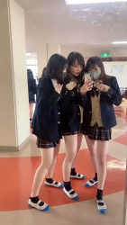 【画像】赤チェの城郷ＪＫってなんか真面目系清楚な子が多い印象の画像