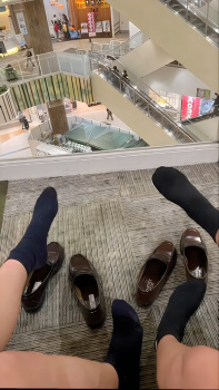 【画像】女子高生のこんな靴下足で顔面踏まれたいやつおるよな？ｗｗの画像