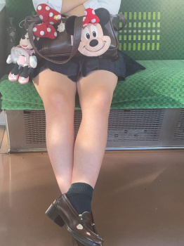 【画像】電車で座ってる制服ＪＫのむちっとふともも♡の画像
