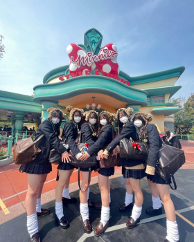 【画像】お金払ってでもやりたい制服ディ〇ニーＪＫの集合写真カメラマンの画像