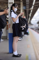 【画像】駅のホームでこういう女子高生の後ろに自然と並ぶ方法求むの画像