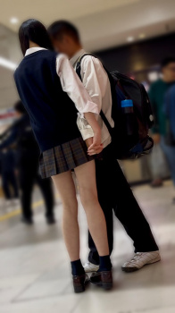 【画像】こういう高校生カップルの女子高生はチョコバナナでも咥えてるんだろ！？の画像