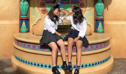 【画像】ニコイチで制服ディ〇ニーするＪＫちゃんが園内で何よりもカワイイの画像