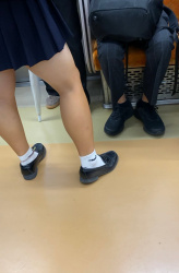 【画像】制服ＪＫの生ふとももガン見放題な神電車に乗り合わせ奴ｗｗの画像