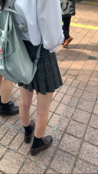 【画像】眼前に女子高生が立ってた時の俺らの目線がこちらの画像
