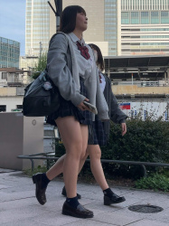 【画像】春休み前にしっかり制服女子高生を堪能しようの画像