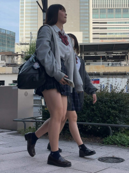 【画像】春休み前にしっかり制服女子高生を堪能しようの画像